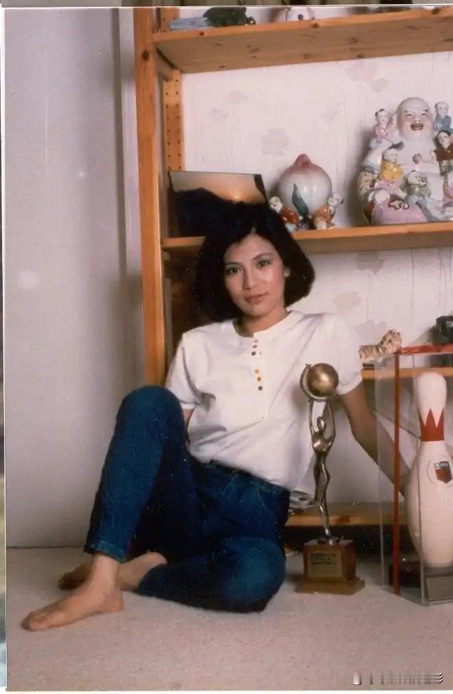 🎆永远的翁美玲👇
老照片里的阿翁，
在自己的小天地里，
赤脚倚靠、随性坐着，