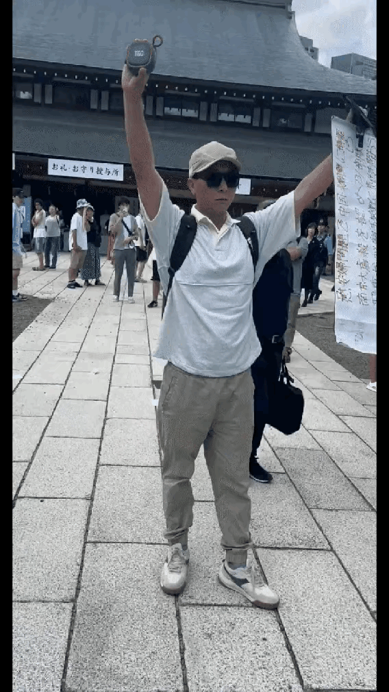 这才是中国真正的男子汉！孤身一人在靖国神社门前展开了飘扬的横幅，正义控诉🇯🇵