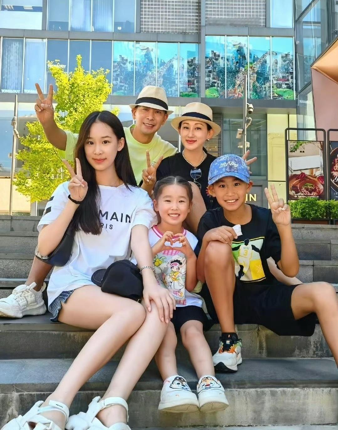 赵文卓女儿 远看以为黄圣依真的很漂亮呀！没有像谁不像谁吧我觉得，气质很好呀～果然