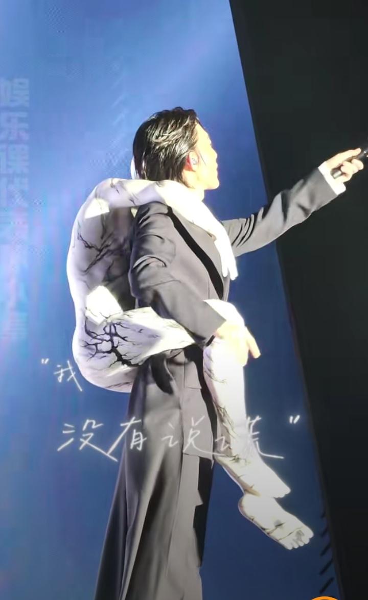 林宥嘉《说谎》舞台出圈，黑西装背后紧贴一具白色人形道具，不少网友刷到直呼后背发毛
