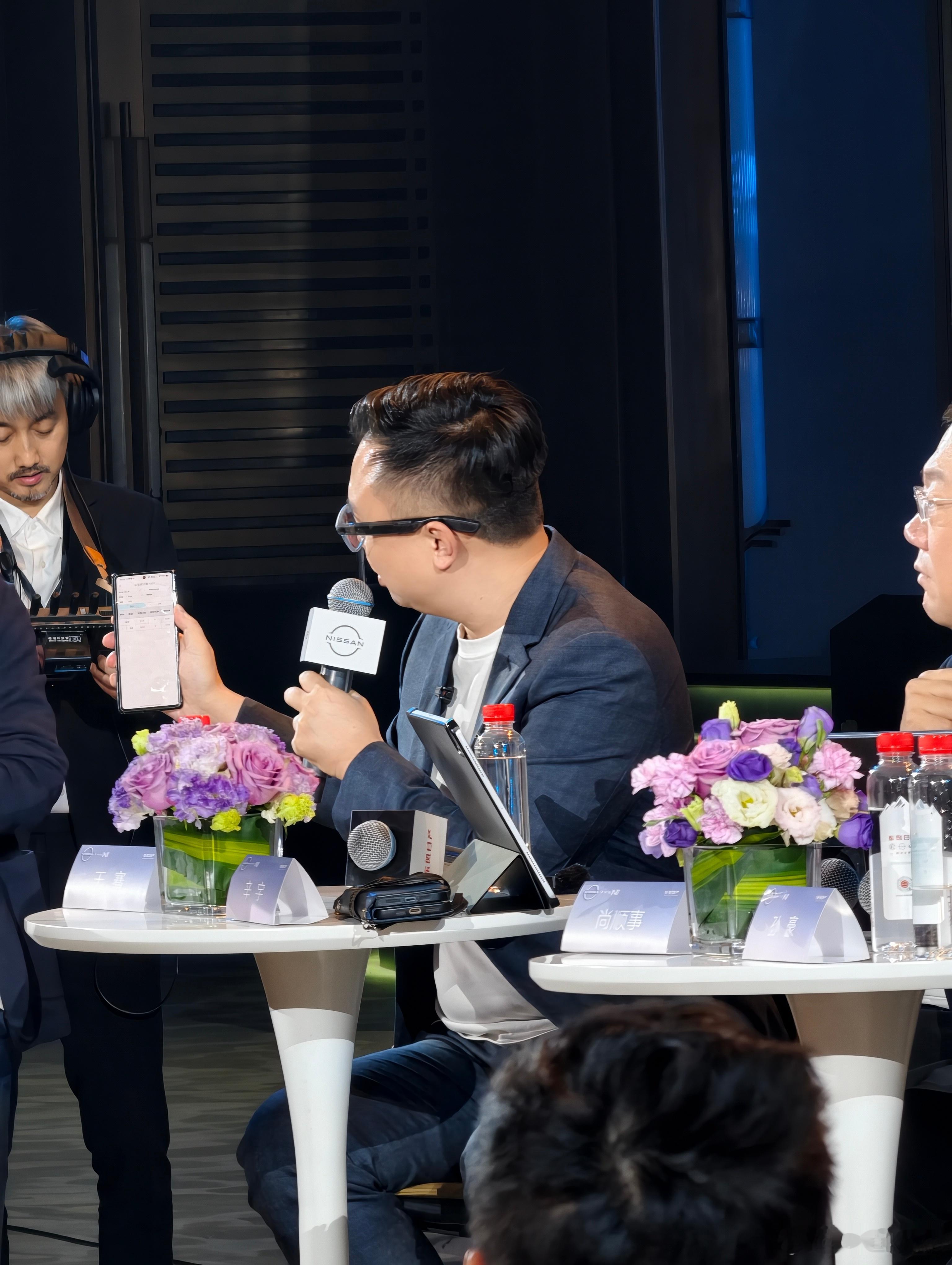 又掏出了他的订单系统：东风日产NX8，半小时接到了8423张订单。吓人。东风日产