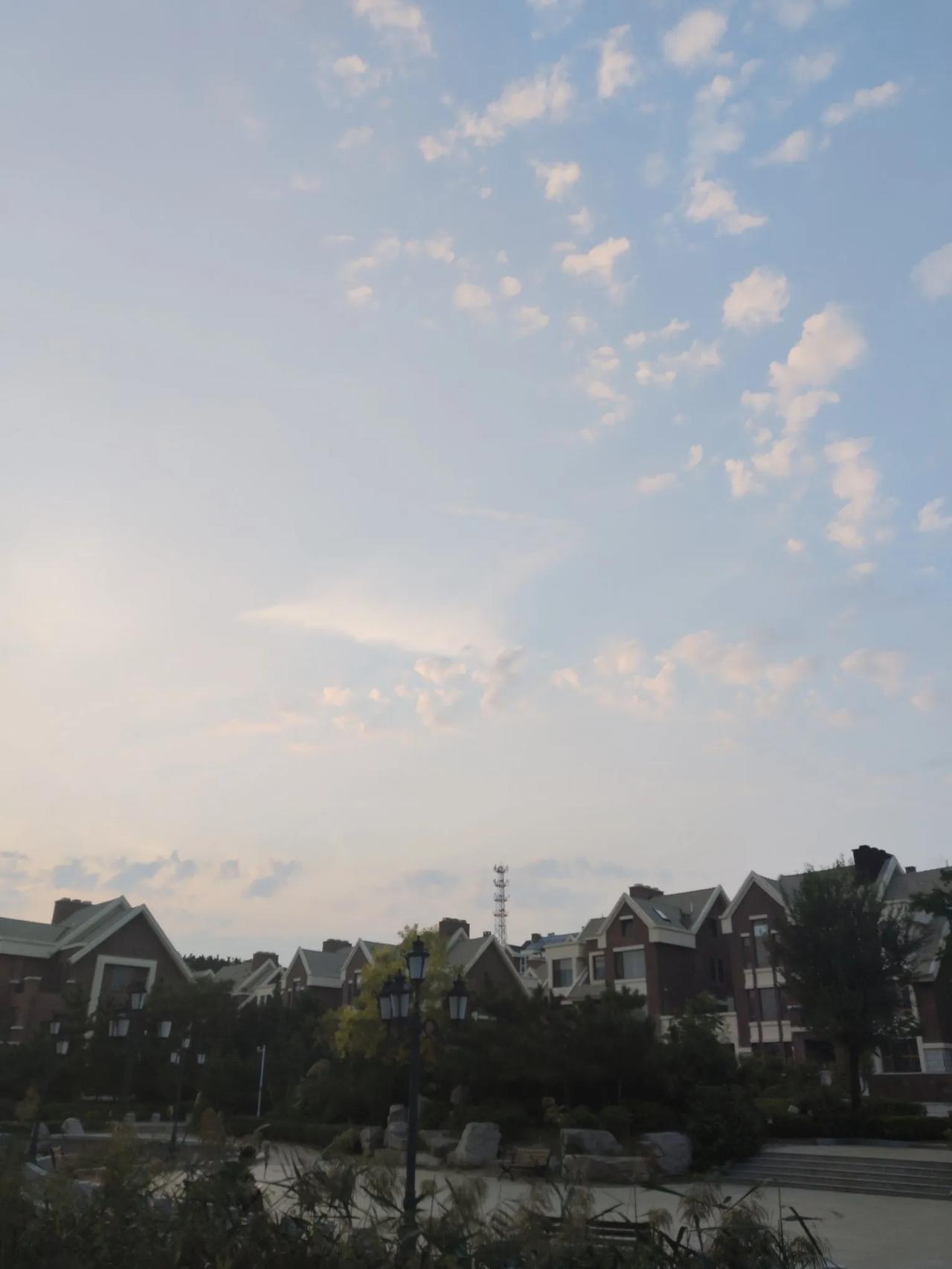 喜欢看秋天里天空的云彩，喜欢看云彩自由自在伸展自己筋骨，喜欢看云彩无拘无束描绘自