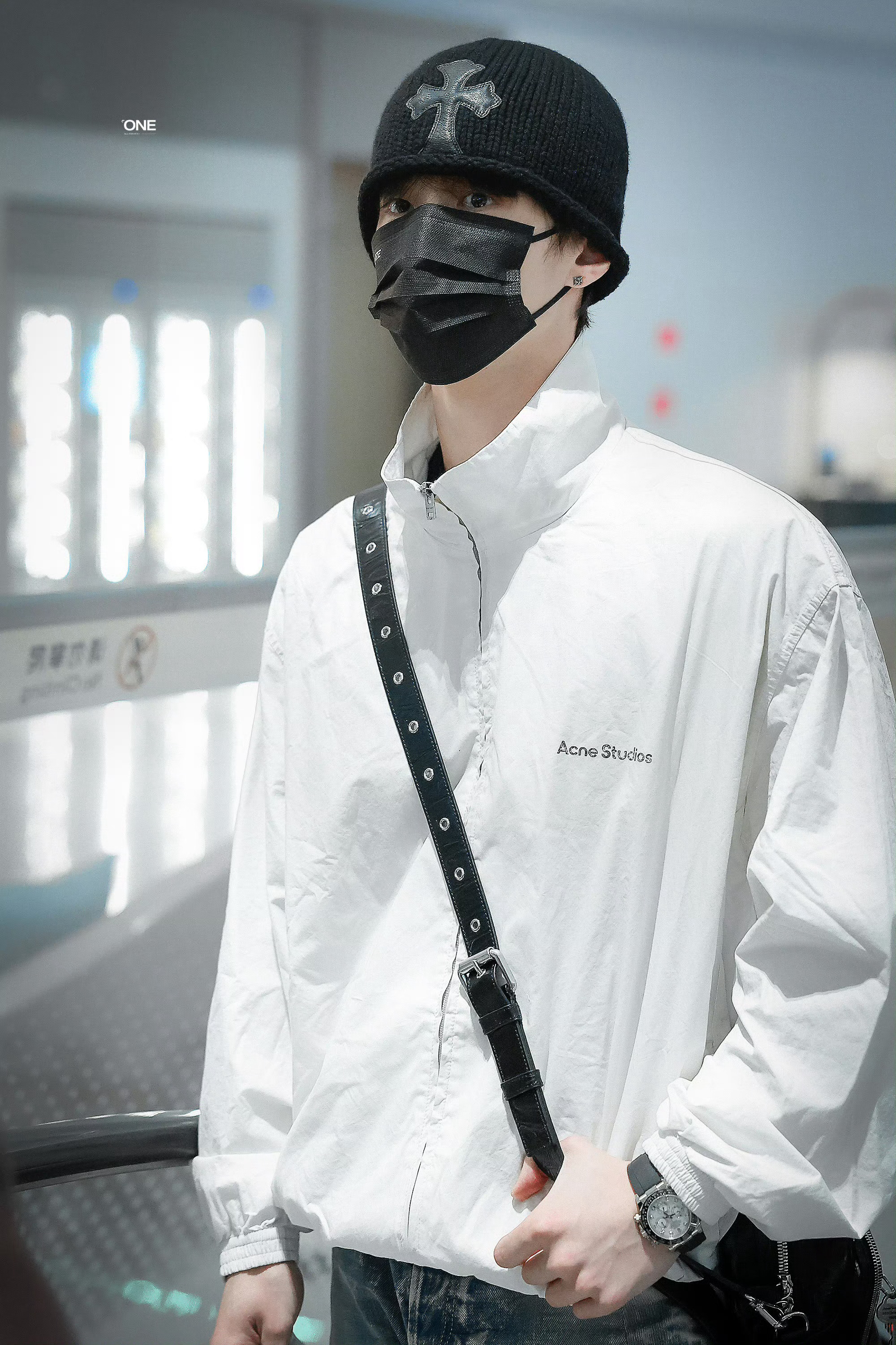 何与出发HK路透，今天是纯白系的大帅哥。百花杀要来了，期待鱼烧的萧华雍。 