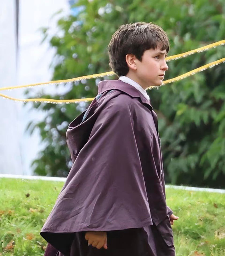 HBO《哈利波特》“飞行课”路透：哈利、马尔福、罗恩身穿霍格沃茨长袍，看着还不错