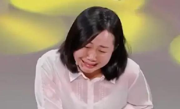 湖南一女子3岁走失，40岁成为千万富豪后，登上电视寻亲。不料，亲生父母无人到场，