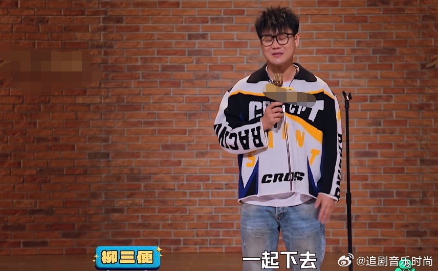 谁家脱口秀办成求婚现场啊起猛了在脱口秀里看到求婚了 他讲段子的时候全场在笑，他告