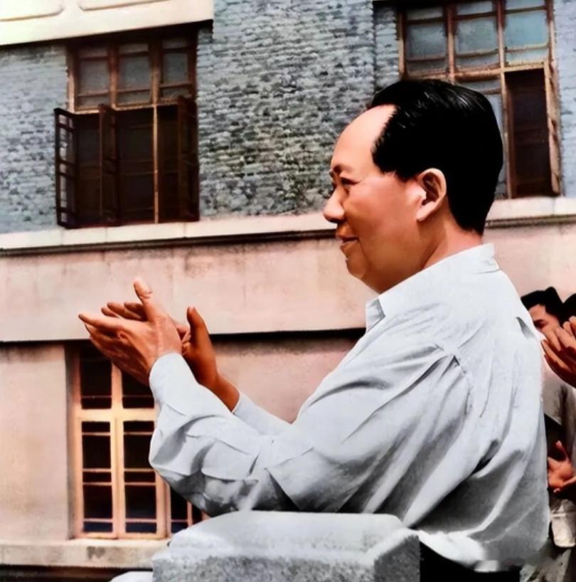 1949年选主席，毛泽东575票当选，差一票满票，周恩来赶紧汇报，毛主席一句话让