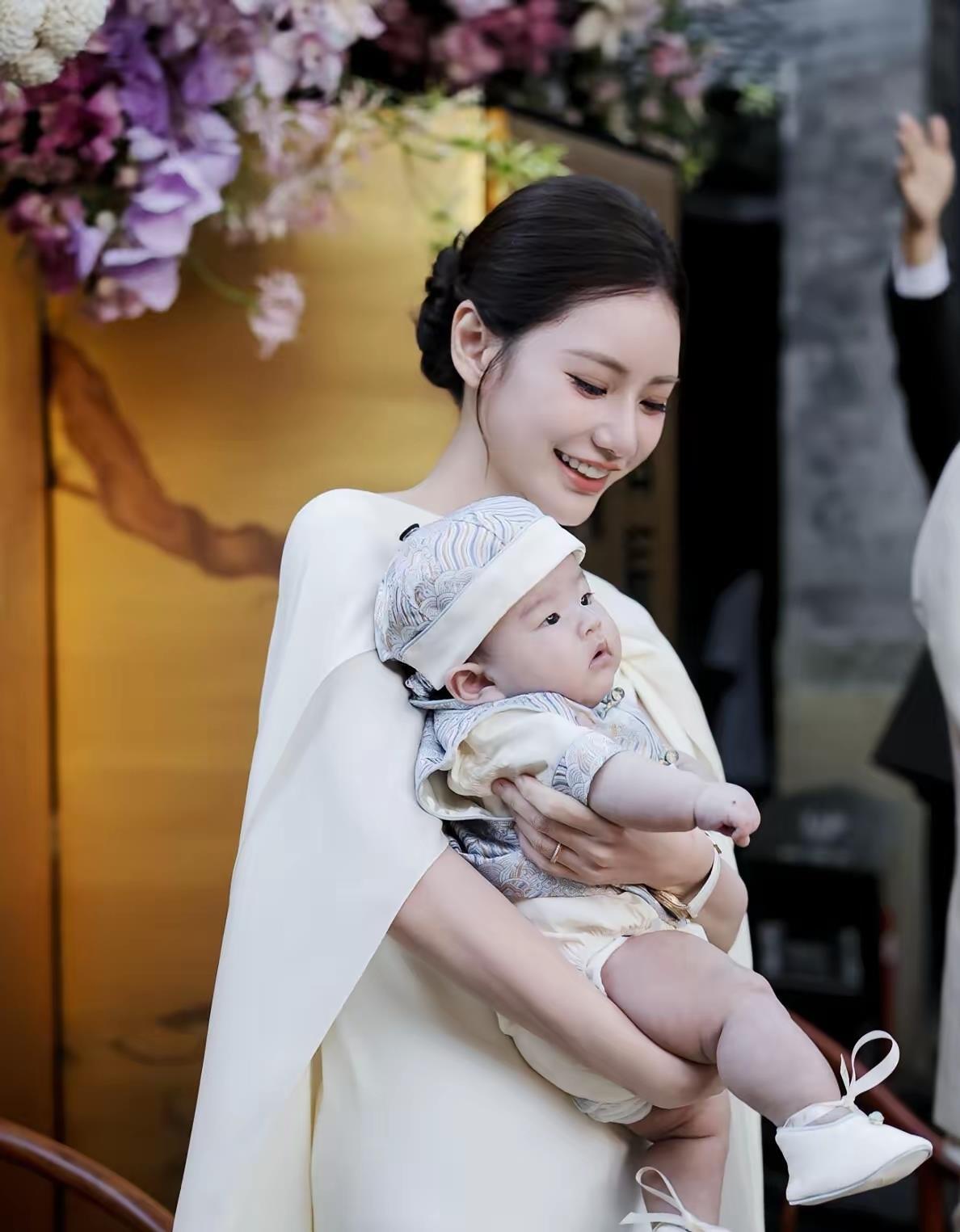汪宝儿百日宴更多现场图流出。不同于满月宴，这次百日宴小汪总和筱梅给汪宝儿办的很隆