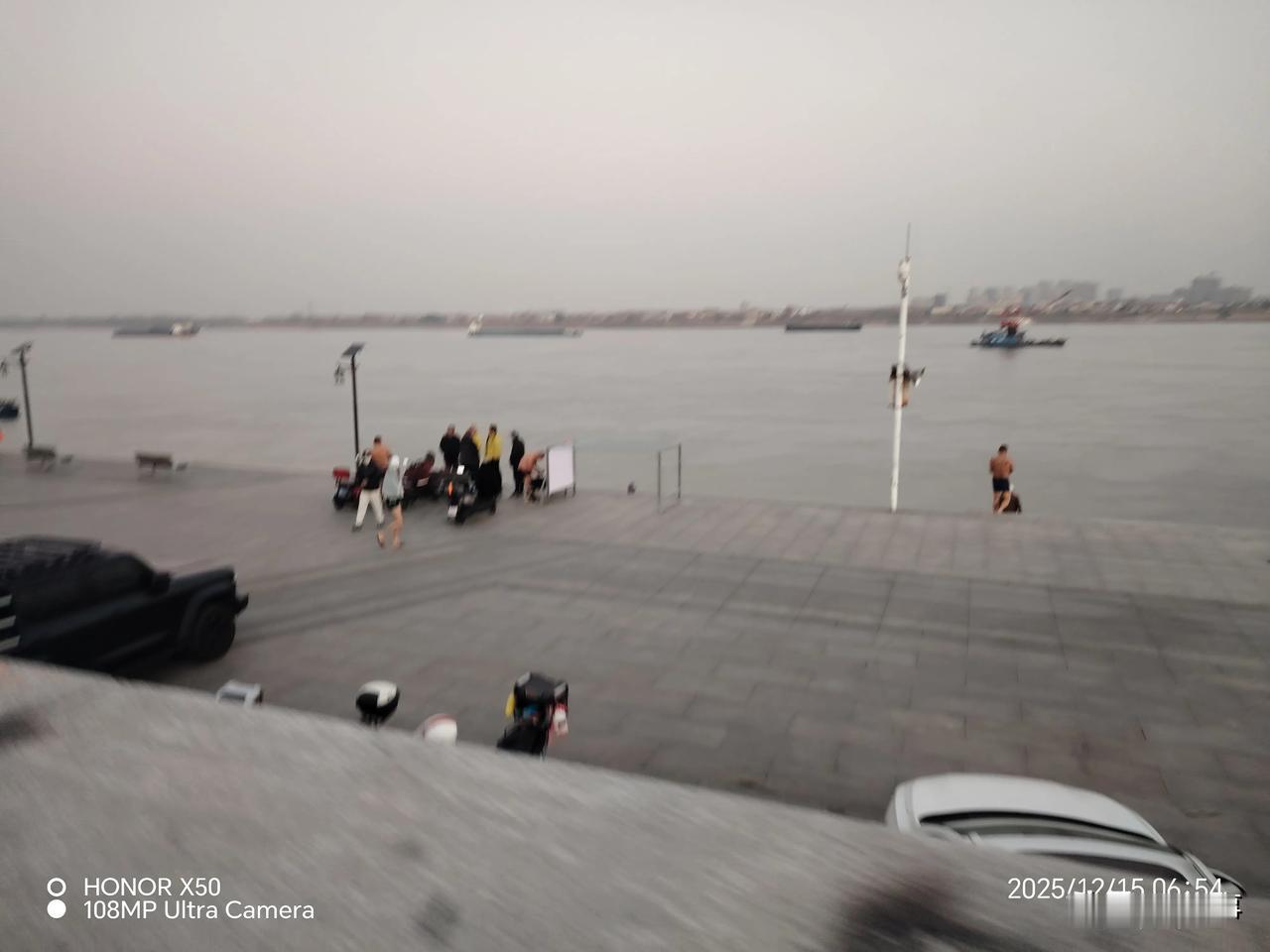 晒图笔记大赛2025年12月15日长江岸边晨练冬泳