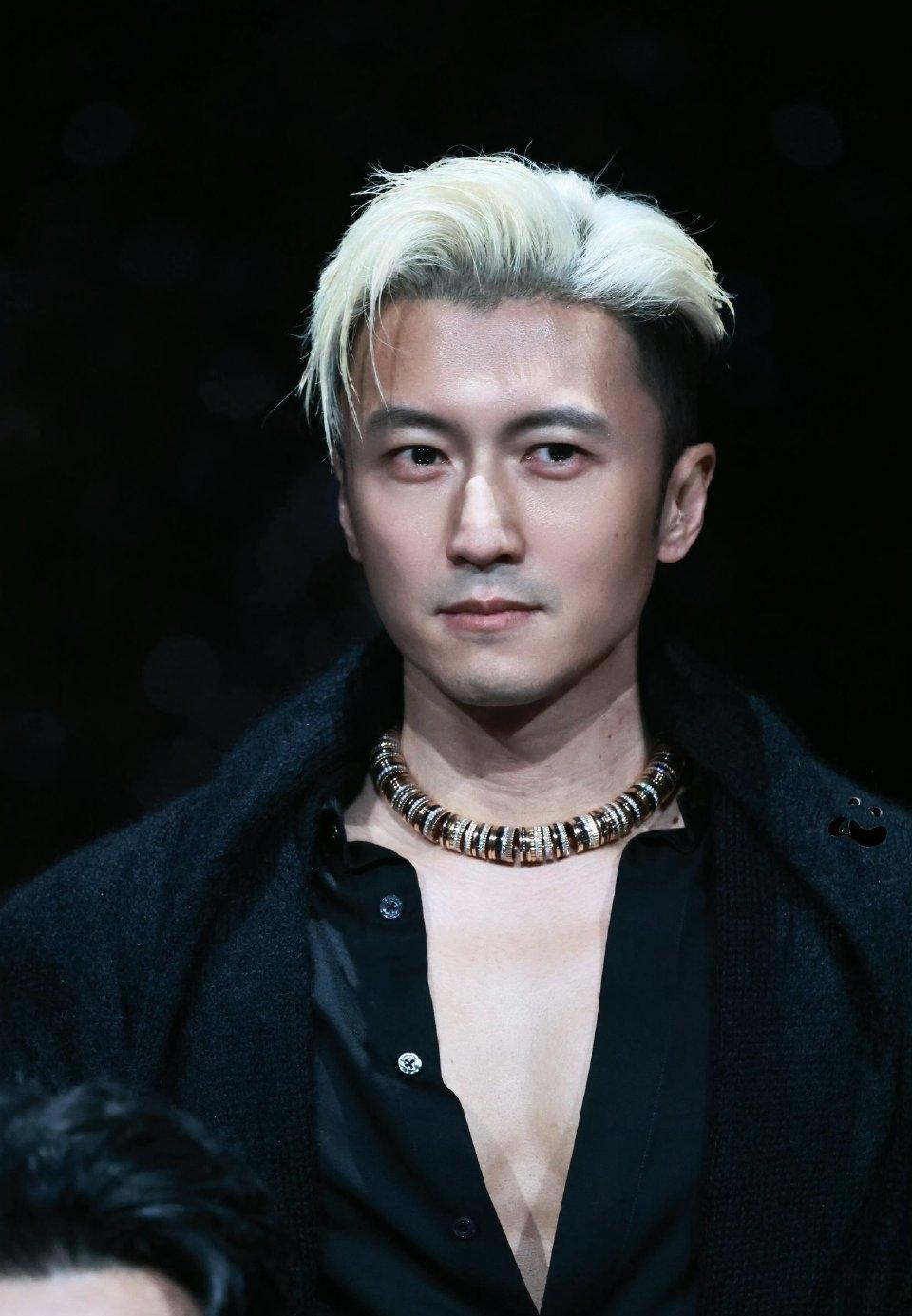 今年的微博之夜就是一个春节档的电影发布会，这么多电影人聚集在一起，还是张艺谋说得