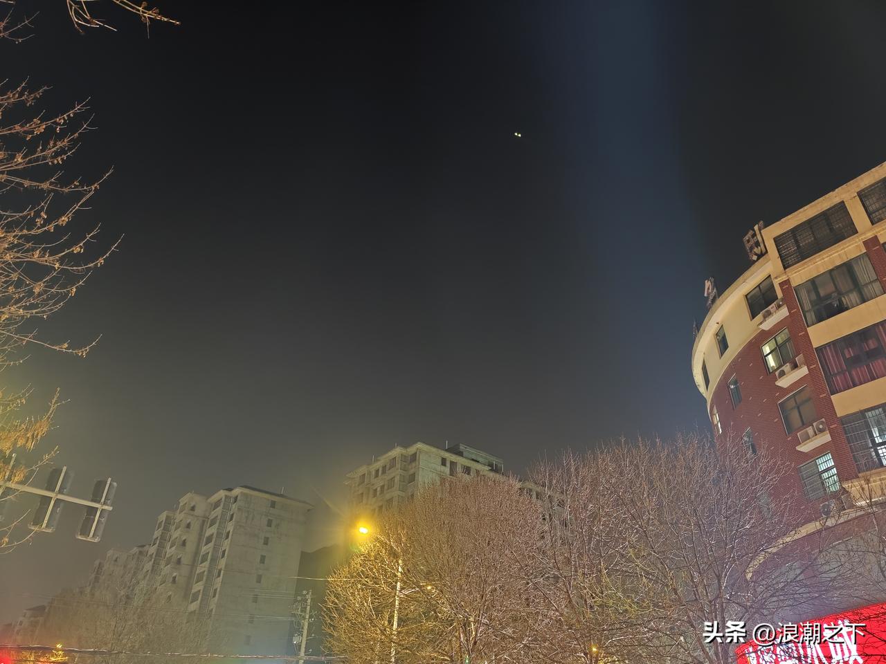 初中学校门口的超市，蔬菜每天晚上7点以后5折处理青菜🥬，很多家长都趁这个点来买