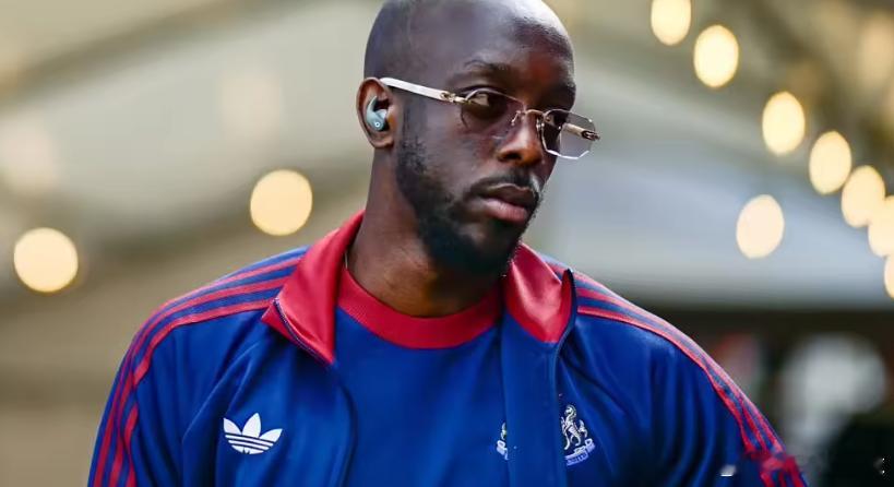 据英国媒体inews报道，纽卡斯尔联队希望今夏引进一名前锋，但由于财务政策的限制