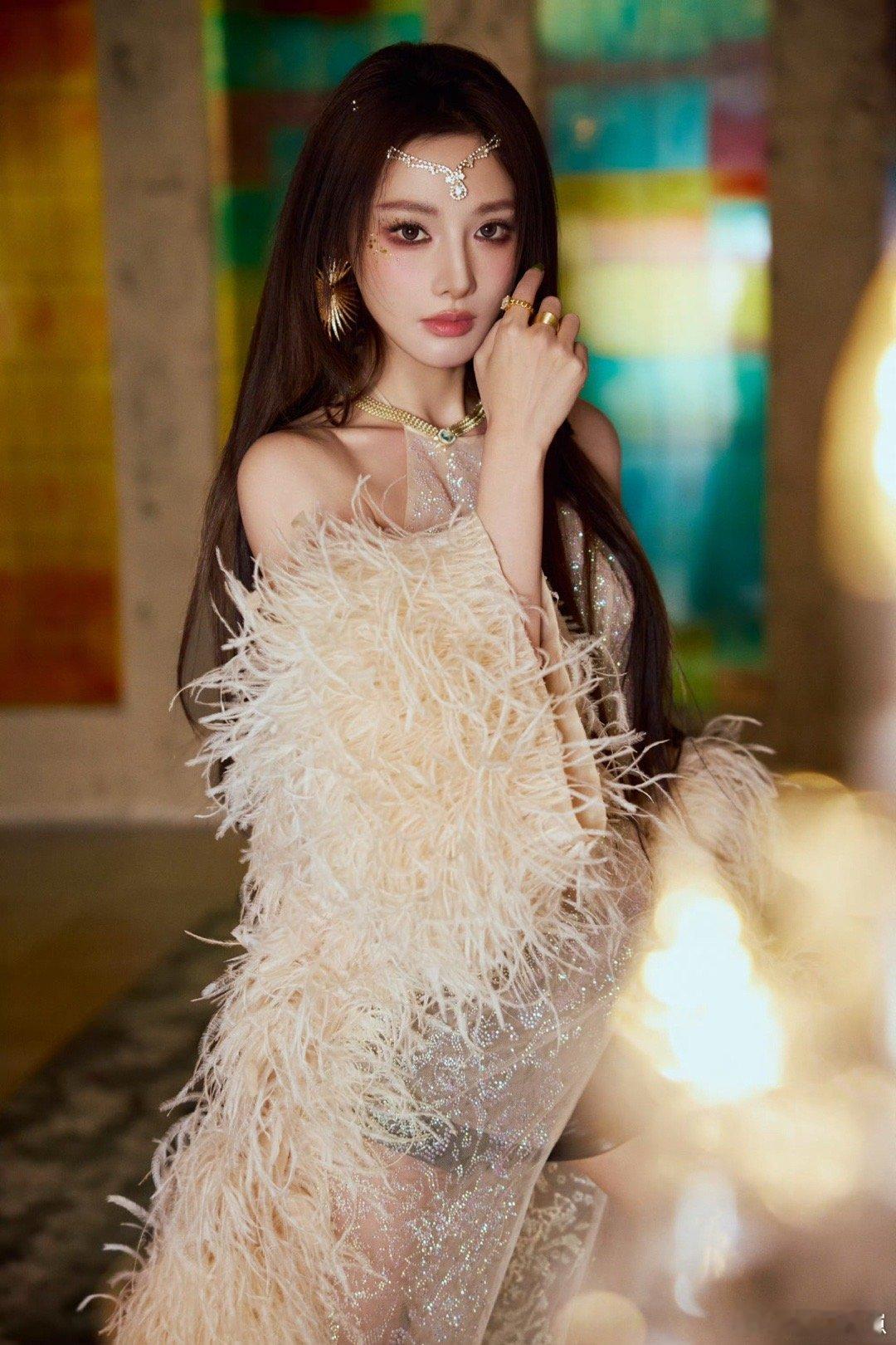 彭小苒 钻石头链 钻石的纯净与她的清新气质相呼应，每一步都在释放光彩，让人忍不住