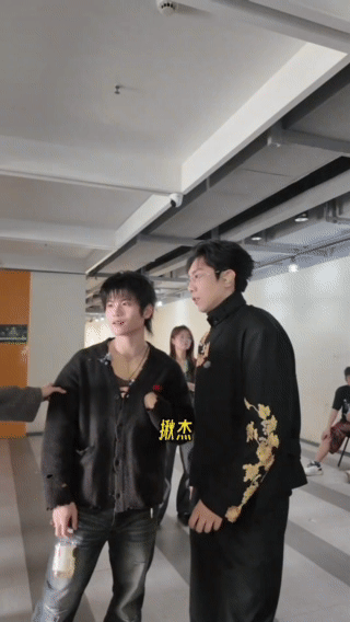 翁杰的城乡唱的是自己的来路翁杰唱哭rapeter加木翁杰《城乡》直接唱哭身边兄弟