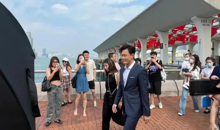 近日，有人在香港中环目睹林峯和佘诗曼拍摄电视剧，两人牵着一个小朋友。拍摄结束后，