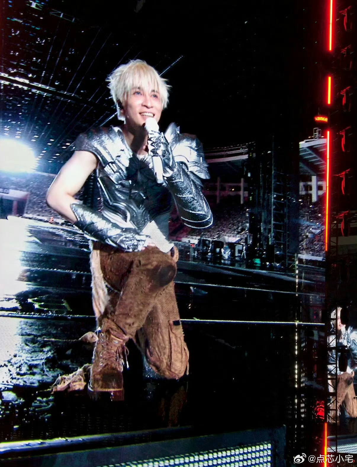 别人遇雨硬撑，老薛直接退票包机酒。这哪是演唱会，这是养死士现场，谁能不爱这样的老