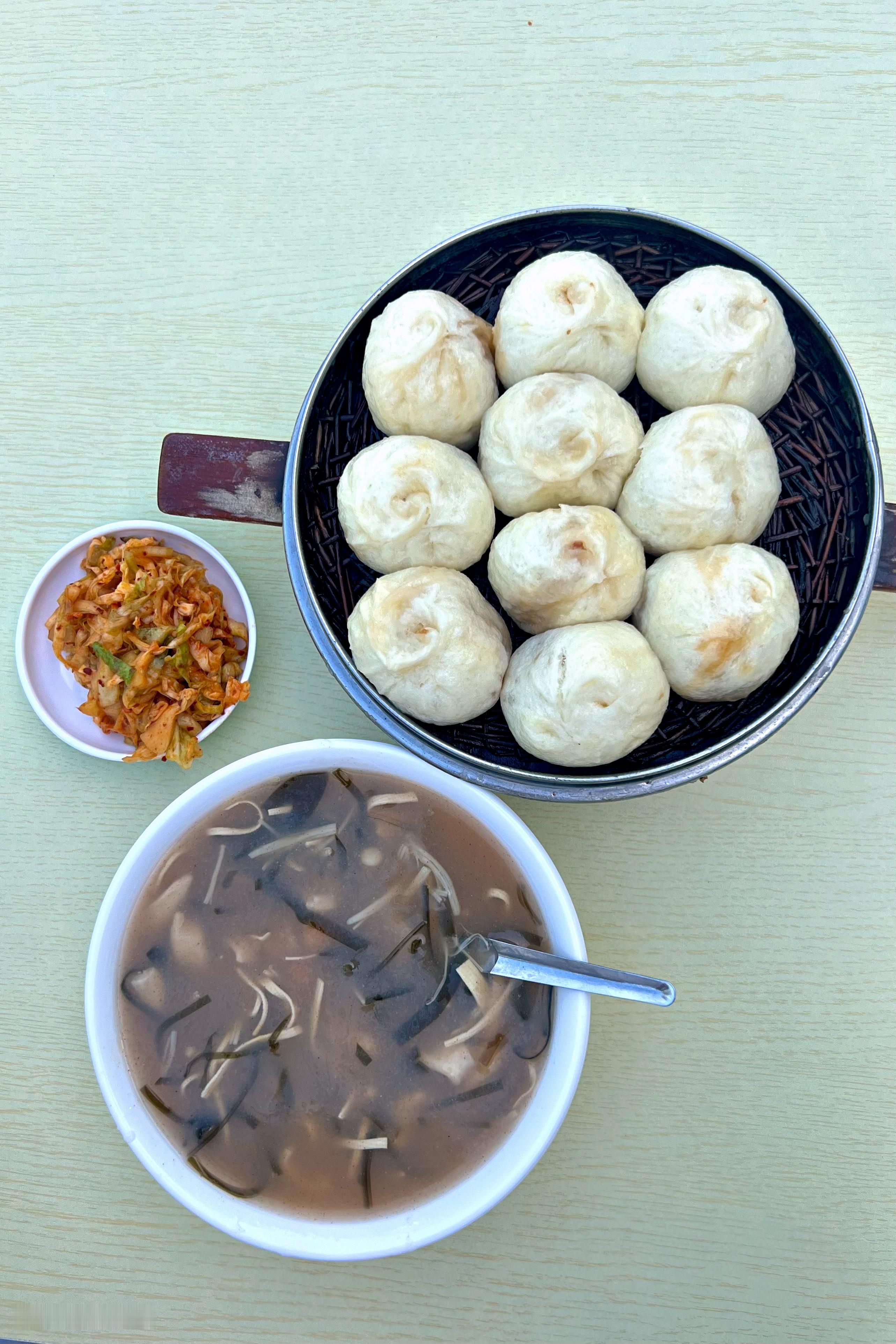 帝都禁绝外摆，只有早起出京才有在国道边吃早点的福气 ​​​