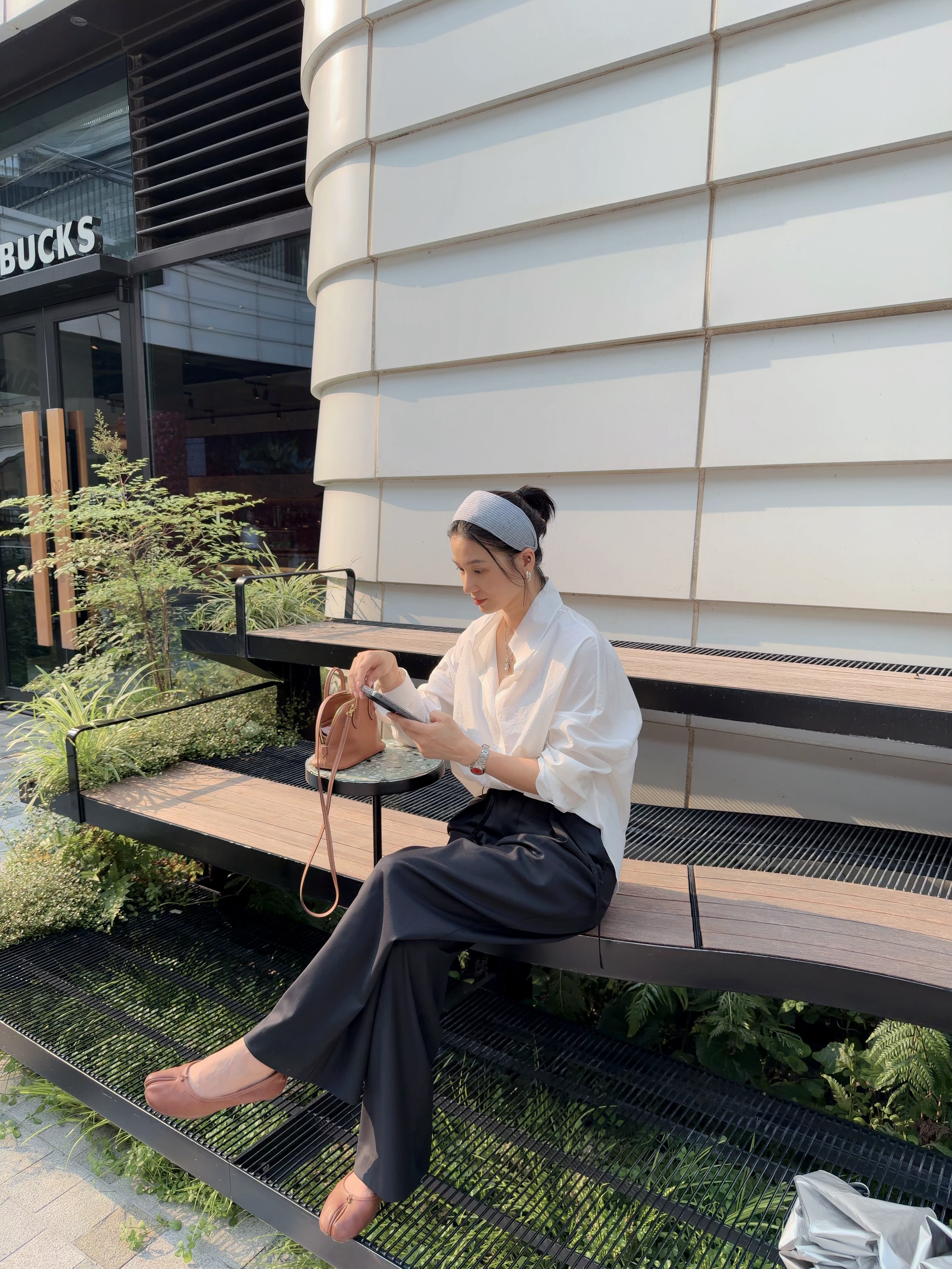 lami搭配 今天去太古里买书📚停车场上来看到很多保安，原来王星越在Tiffa