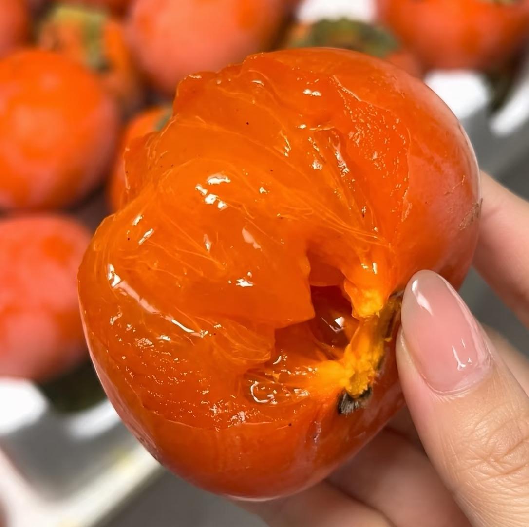 秋季（霜降）适合吃的10种食物：

1、柿子
别空腹吃，也别一次吃两三个，一两颗