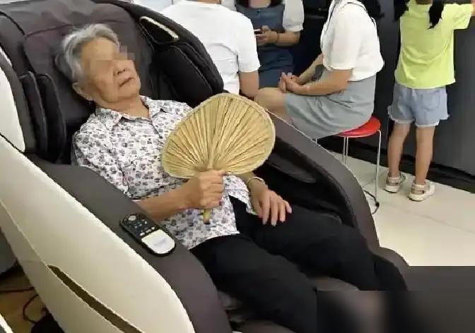 63岁老太太连续7年去商场乘凉蹭空调，店员从不撵她走，但是店员被开除当天，老太对
