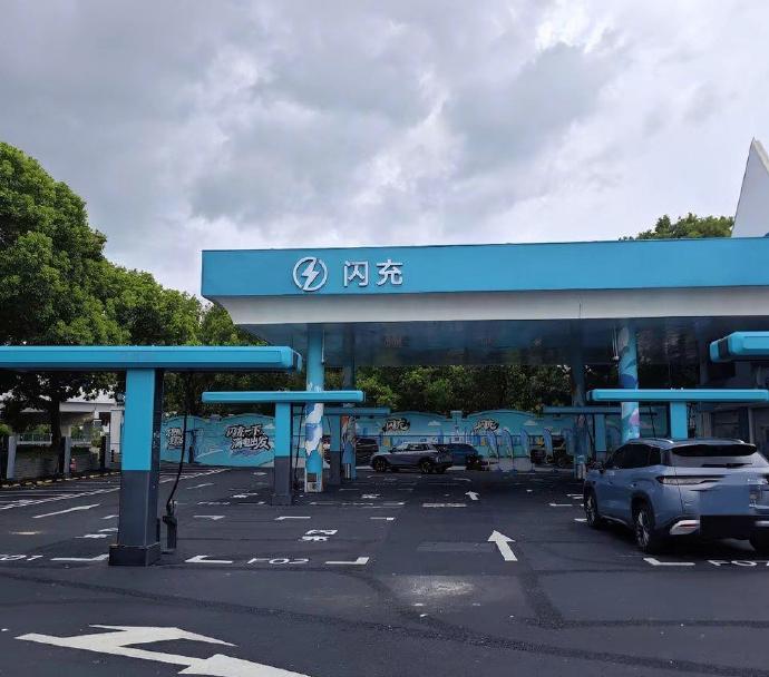刚刷到，比亚迪在深圳龙华建成了第10000座闪充站。
不到半年时间搞了一万座，这