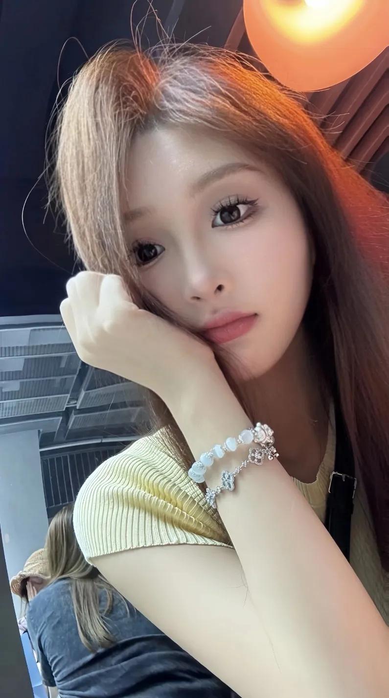 青丝素手轻扶，清眸含笑盈盈。