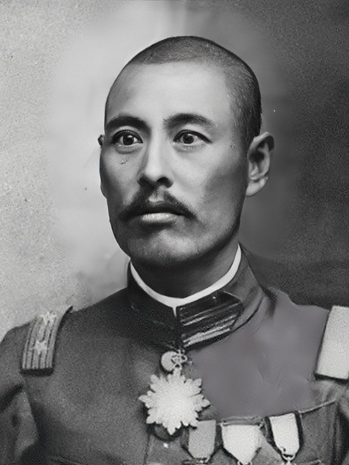 1927年，吴佩孚兵败，逃到邓县，部下劝于学忠将他驱逐，于学忠气坏了，说：“谁敢