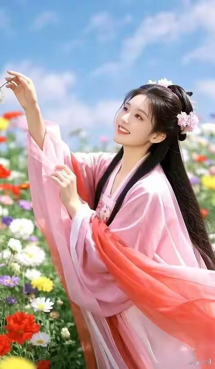 天净沙·佳人
娇颜笑靥承颧，
纤腰款步轻莲，
唇启风云暗换。
花枝轻颤，
嫣然一