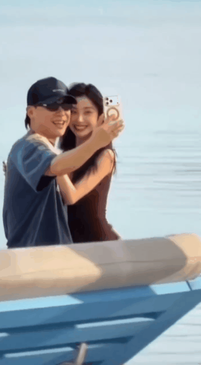 易梦玲和胡彦斌因被拍到接吻视频疑似恋情曝光。有媒体报道称联系上易梦玲求证，易梦玲