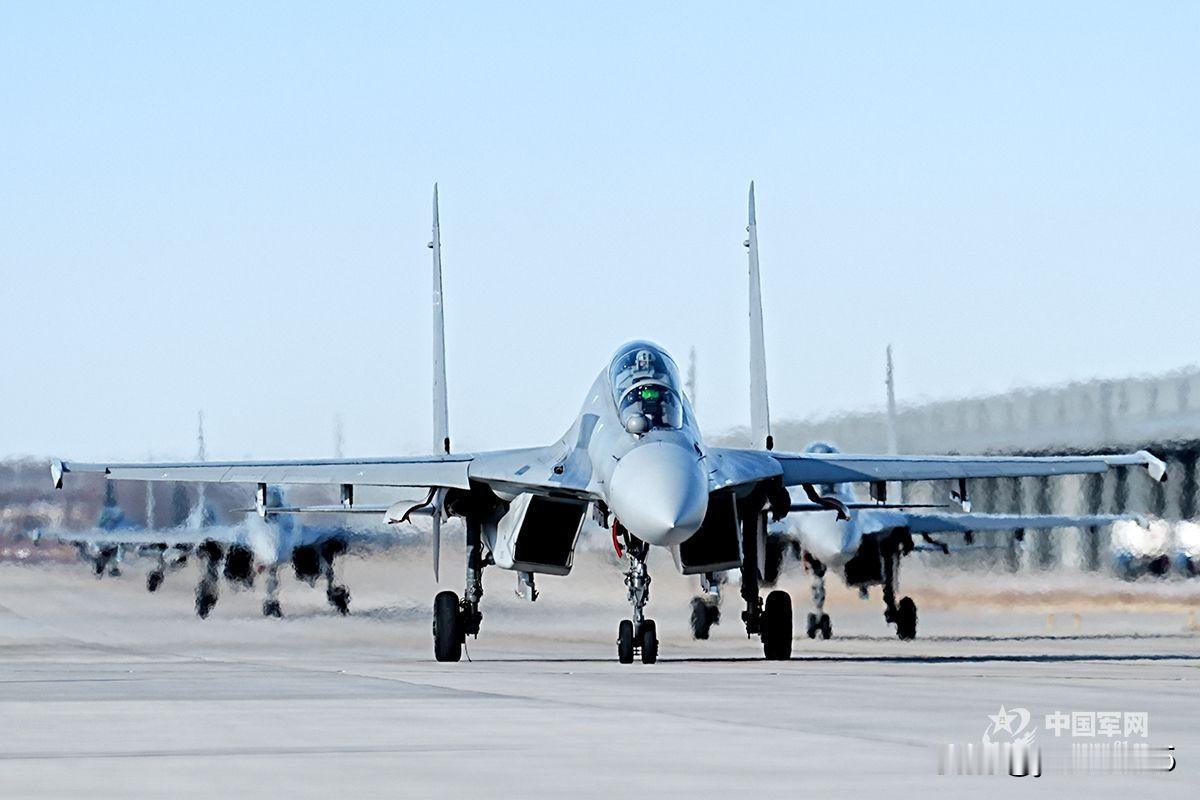 1月上旬，空军航空兵某旅机场战机列阵、引擎轰鸣，全体官兵以昂扬的姿态开展新年度首