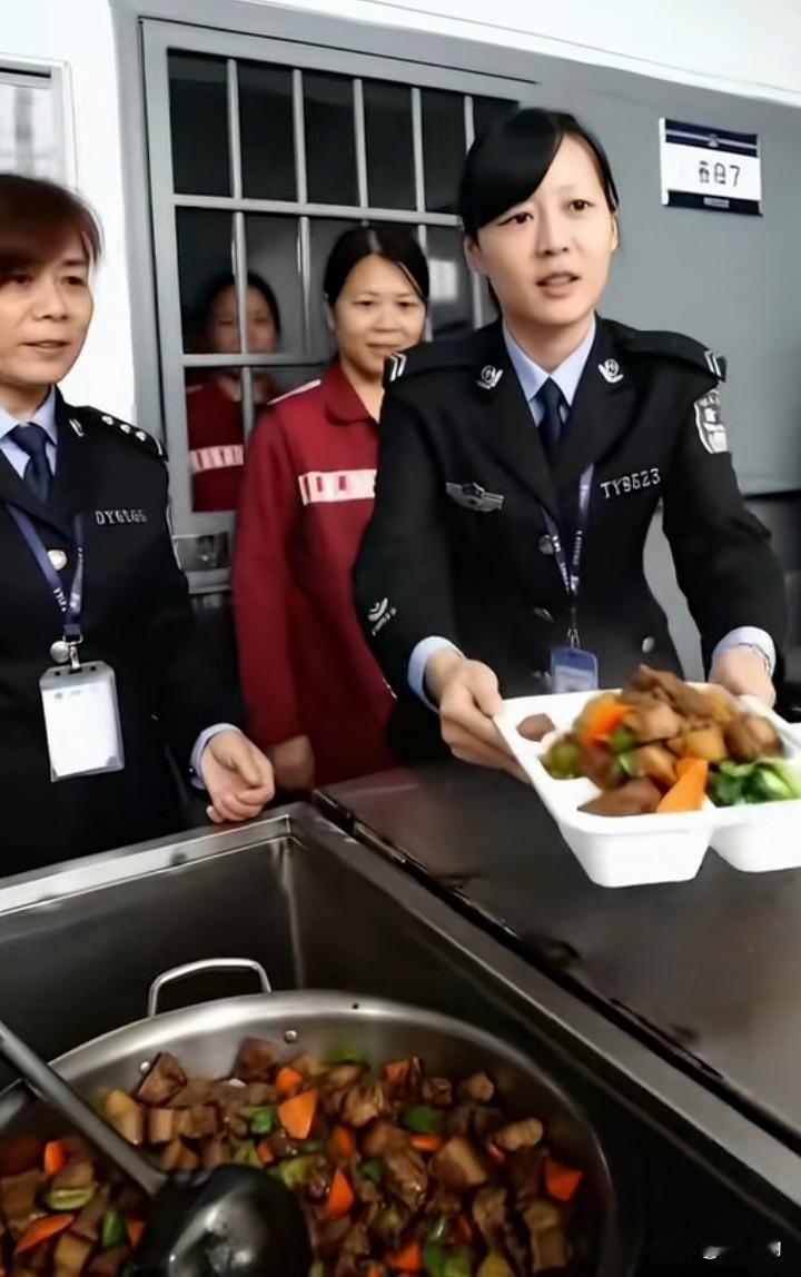 最近一组“监狱伙食实拍”视频在网上刷屏，餐盘里大块肉配时蔬，看着比不少上班族的外