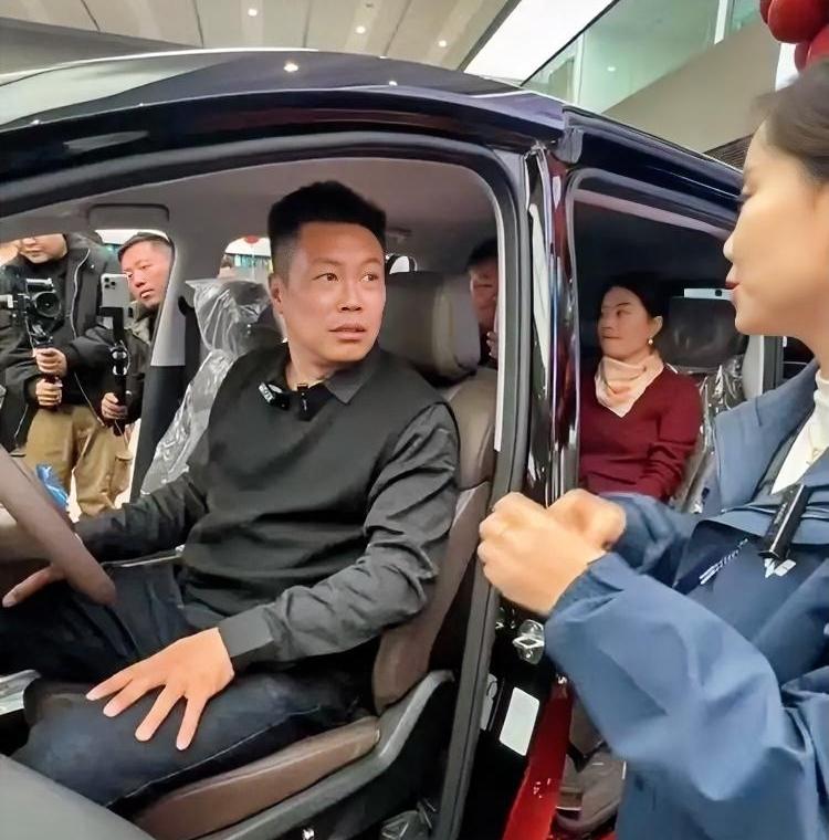 李老栓家锁门了！赵海家锁门了！王文胜家也锁门了！……村里38户人家有7户锁门，原