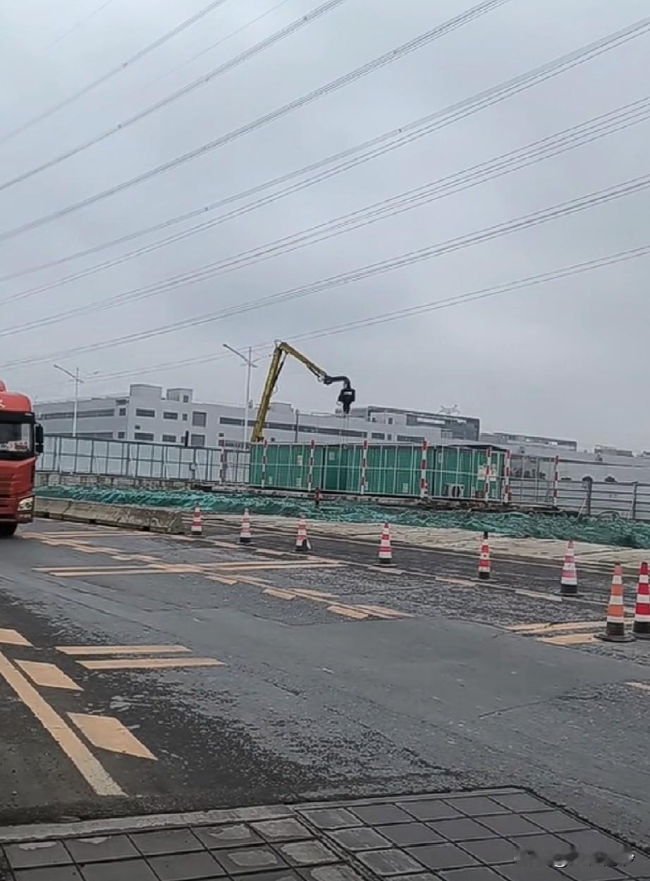 之前广州地铁搞的细沥站电线管廊改造，正确答案应该就是这个路边的高压电线架了。由于