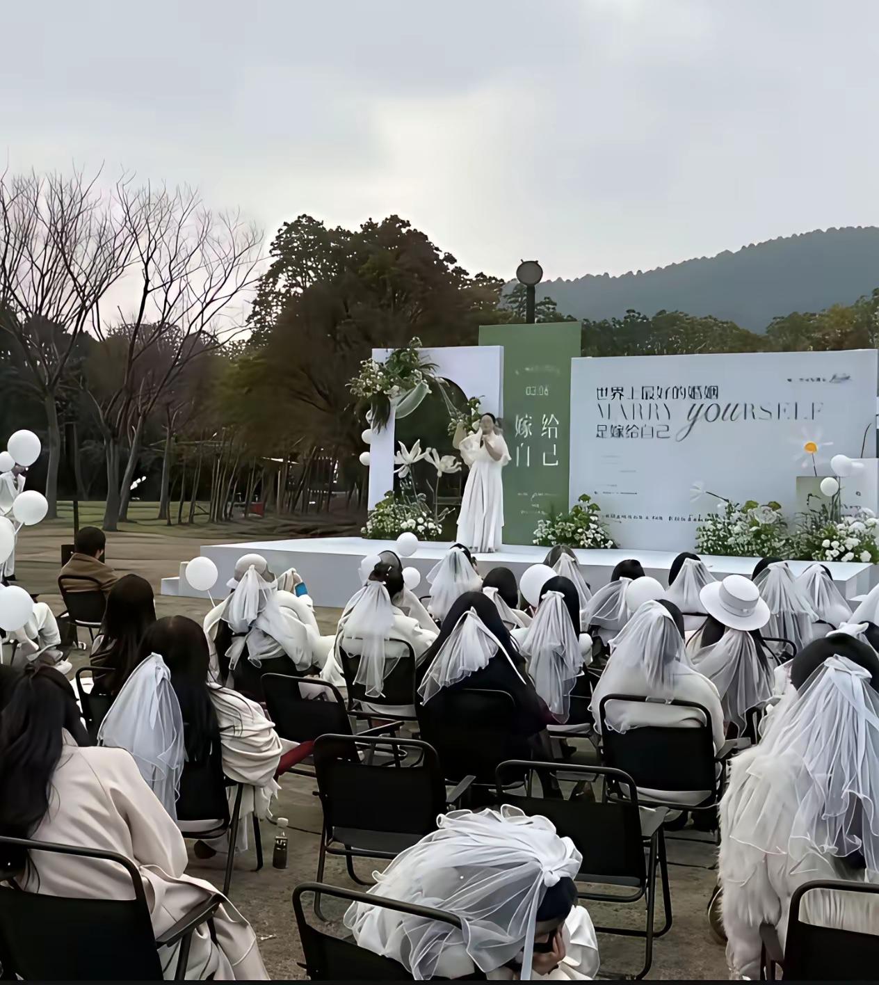 我还以为是谁的告别会呢！我还合计，怎么穿校服么？