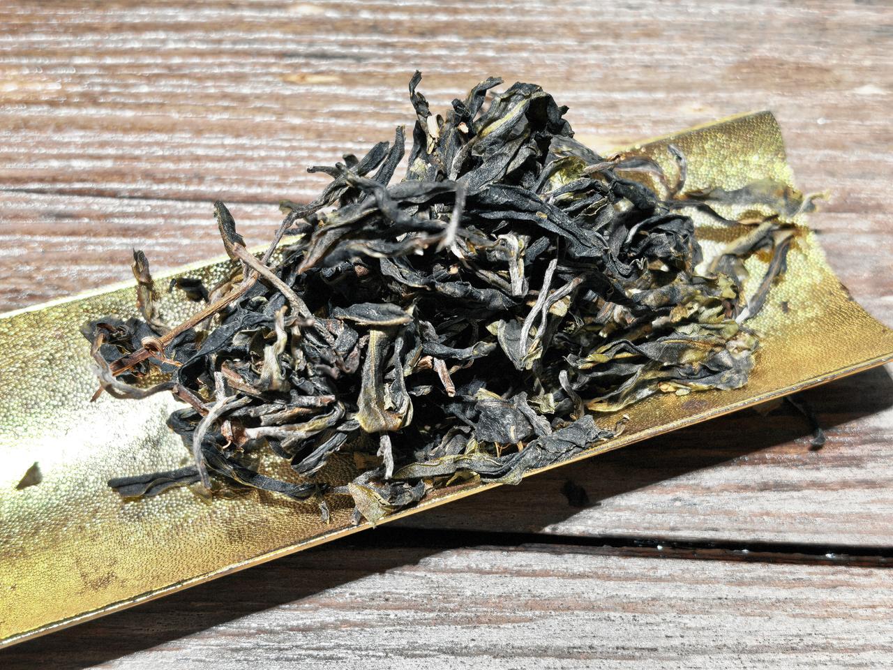 有缘尝到了邦崴古树茶！
咱喝了多年的普洱茶，对云南澜沧县邦崴的茶王树早就久闻大名