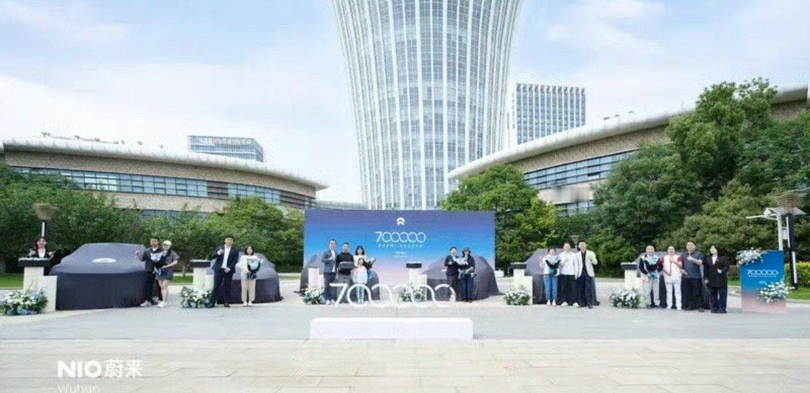 【李斌：第70万台蔚来在武汉新能源研究院大楼交付】日前，蔚来创始人、董事长、CE