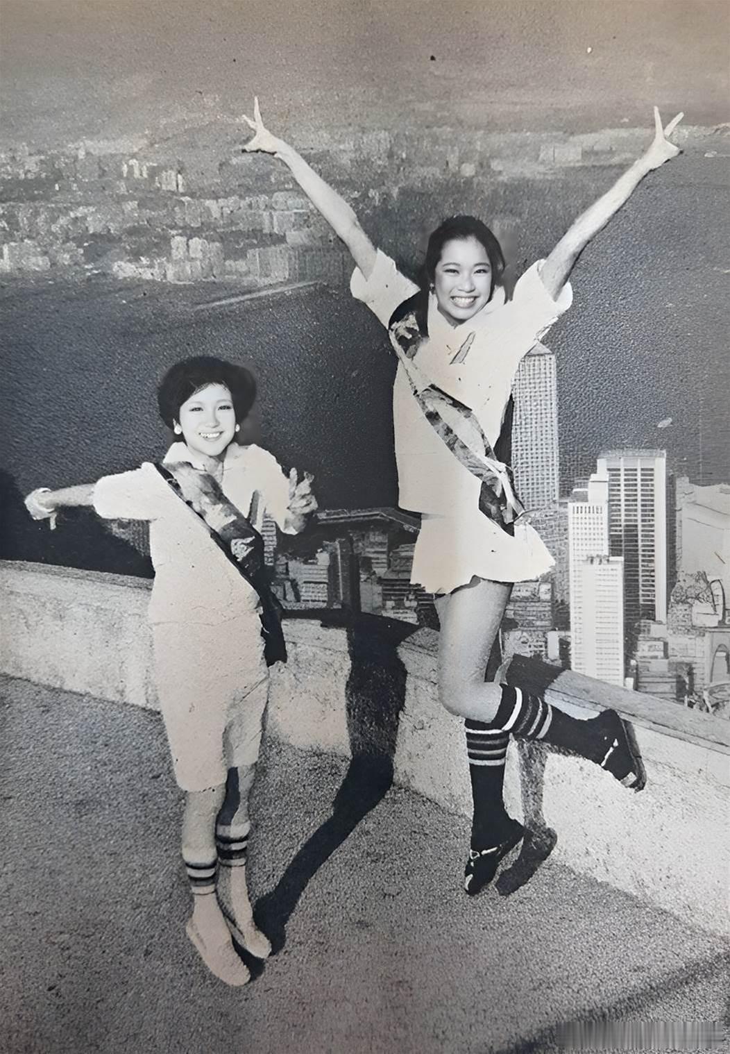 1979年，狄波拉和朱玲玲在太平山合影。 ​​​