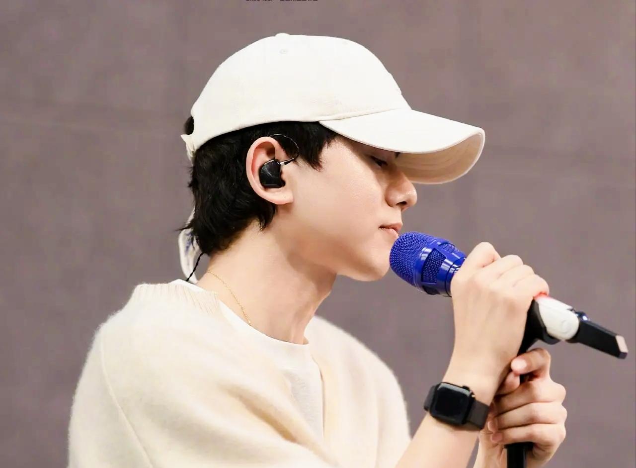 3月23日深夜，张杰彩排完“未·LIVE—开往1982”鸟巢站后，晒出消耗近25