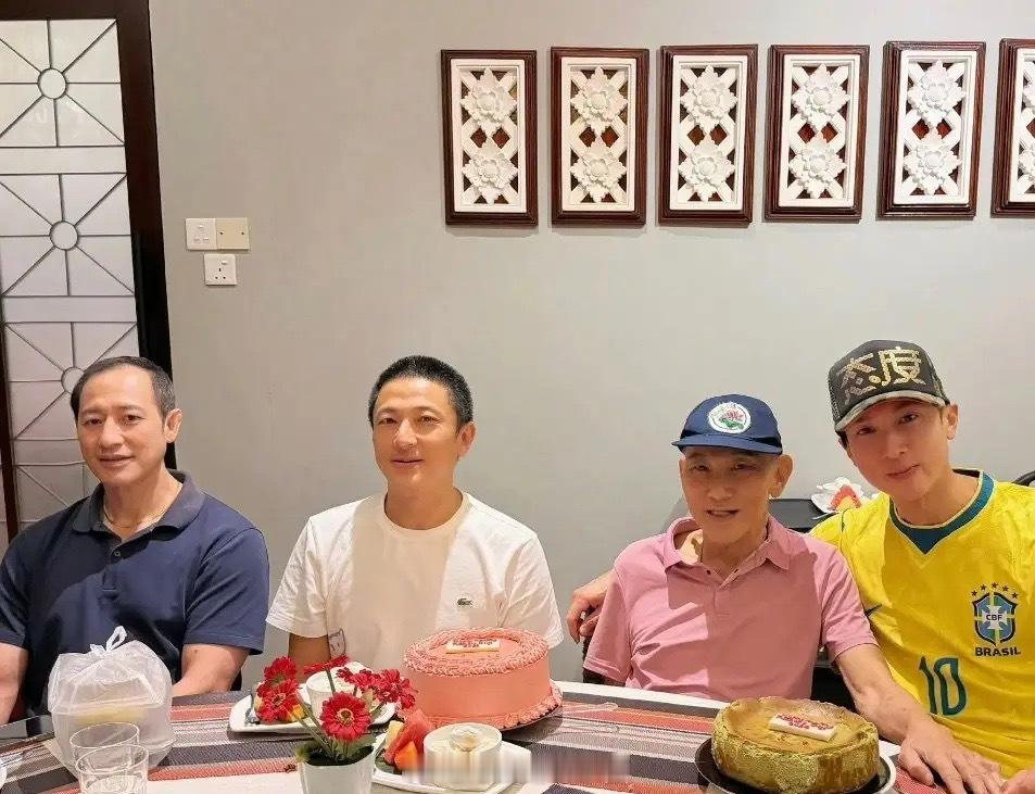 吴尊回文莱为父亲过大寿，吴爸爸穿粉色T恤拍照，一双大耳朵看起来非常有福气，老爷子
