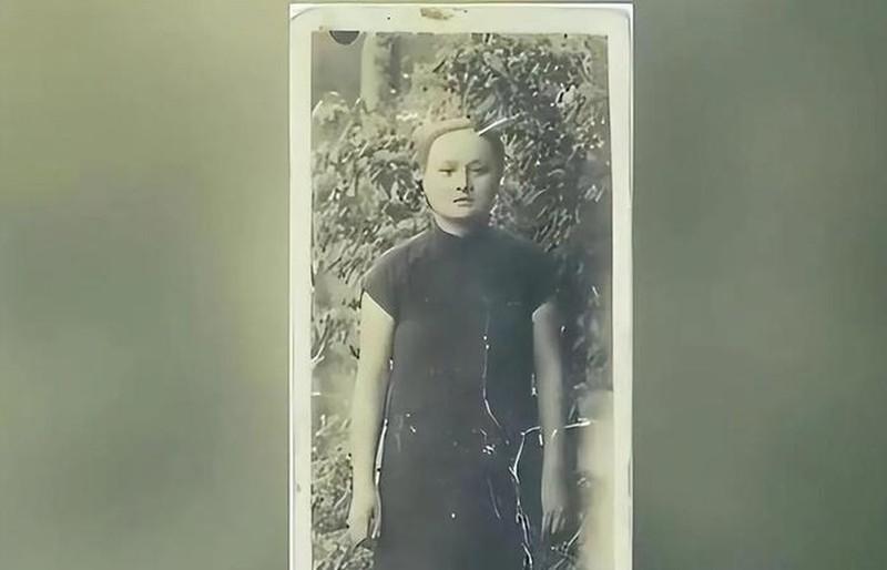 1954年,一个被婆家骂作"扫把星"扫地出门的女人,后来被一个县长家的孩子叫了半