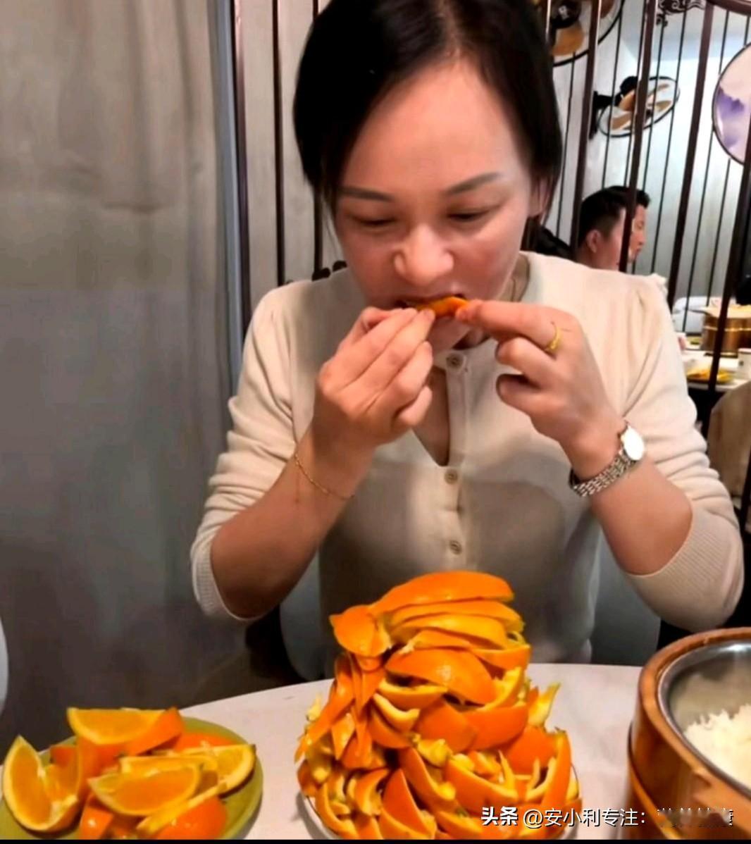 广东一名30岁女子多年来习惯饭后立刻吃水果，最近突然脚趾红肿溃烂，就医检查发现她