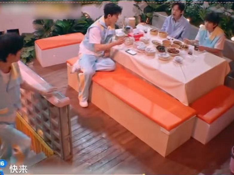 丁程鑫录四天节目胖三斤在忙碌的工作间隙能安心享用美食，暂时抛开所有压力，这样的状