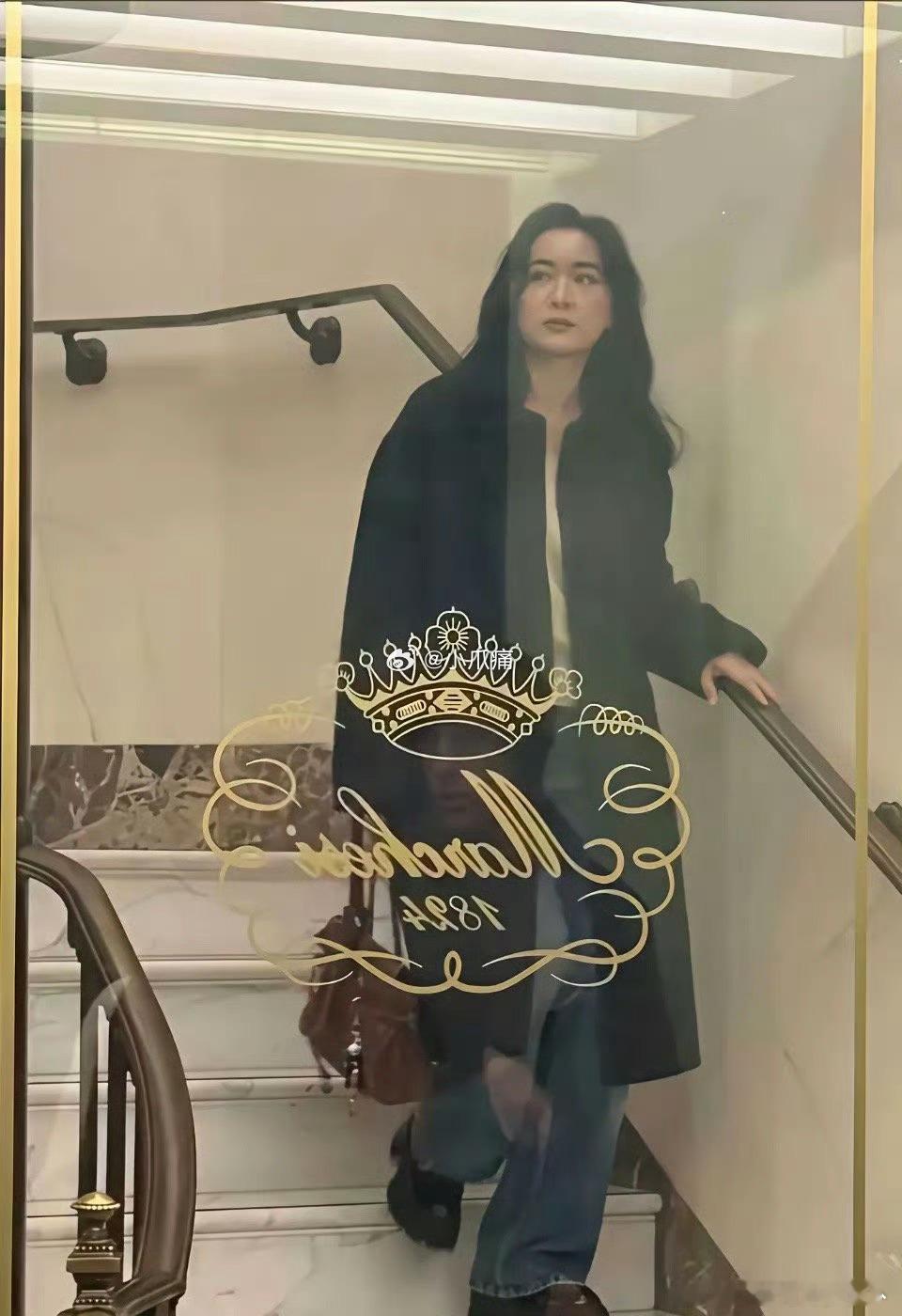 贾玲已经完全是另外的人了，不再肥胖搞笑，而是高冷时尚 