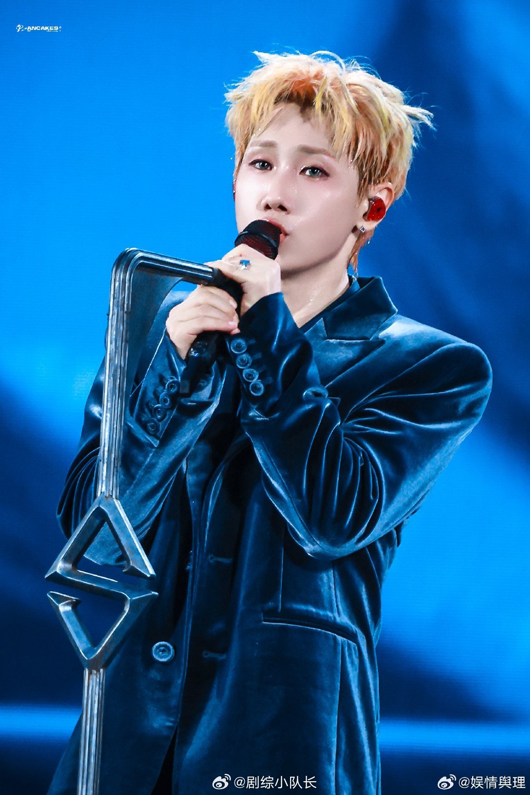 汪苏泷给我竖了个大拇哥 前置摄像头：滴，您被偶像认证为优秀粉丝。汪苏泷的大拇指就