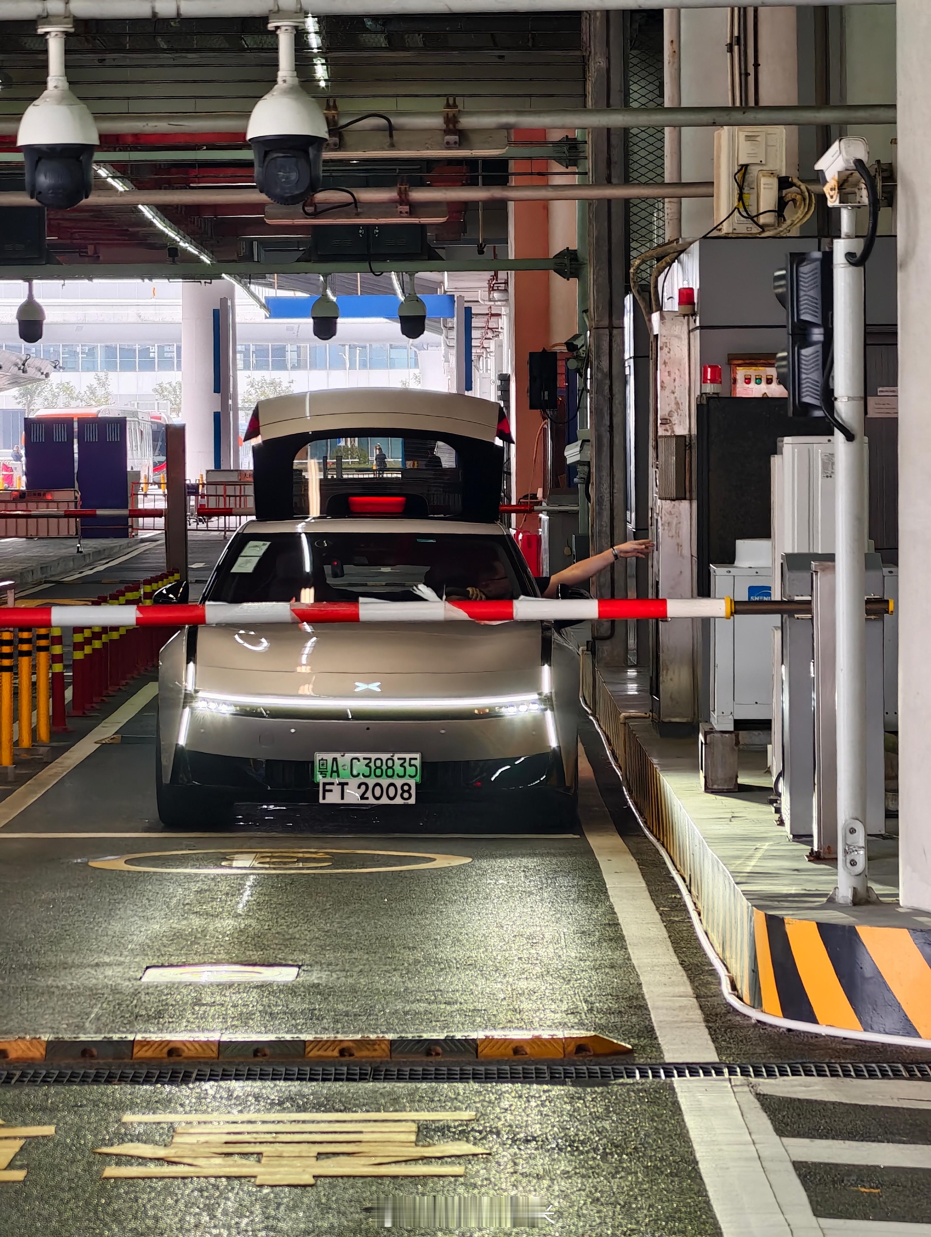 12月23日凌晨，随着“粤车南下”政策正式实施，首批广东私家车经港珠澳大桥驶入香