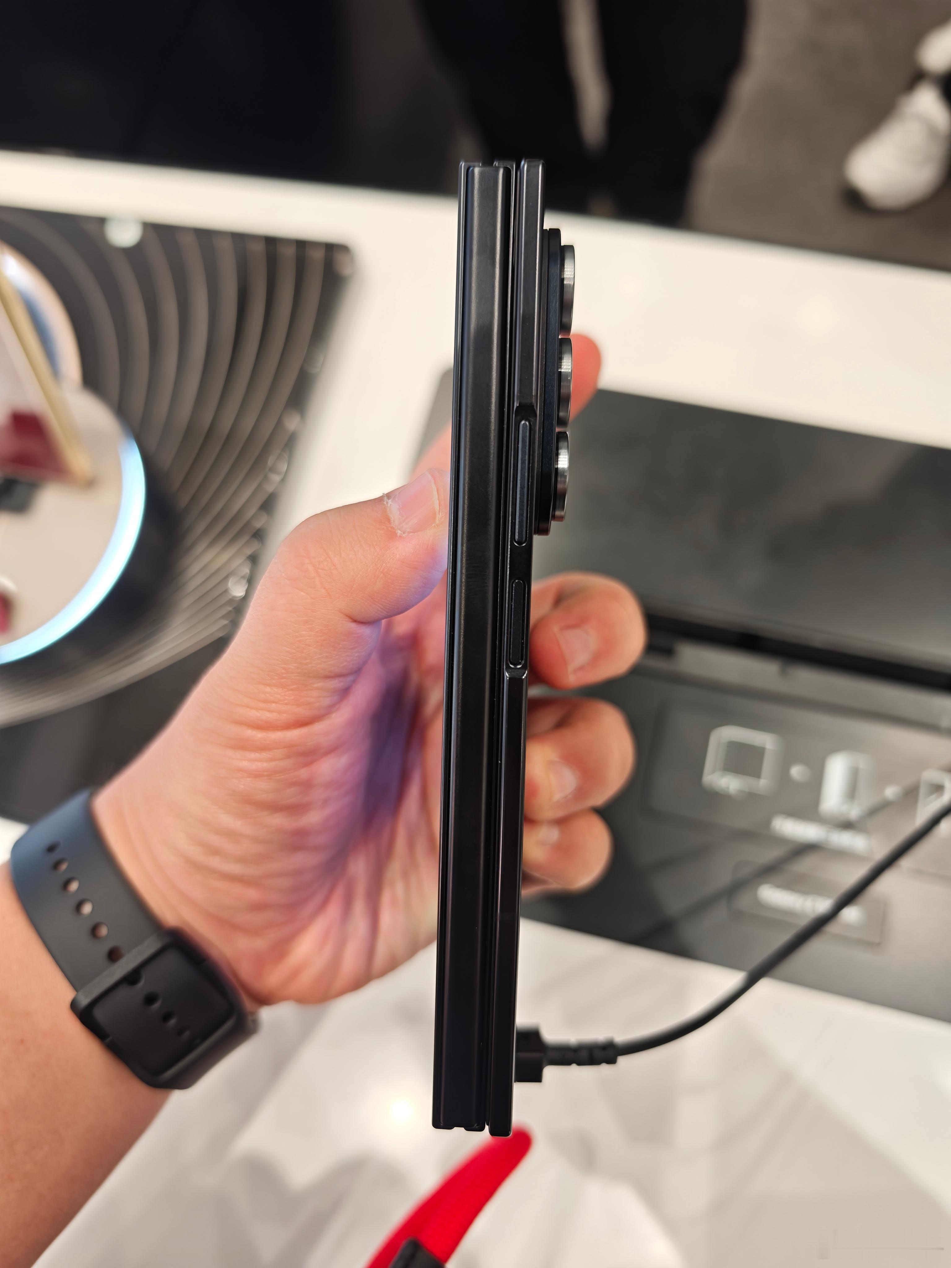 上手了三星三折叠屏，我的感觉是比如华为三折叠。但作为三星第一款三折叠的产品来说，