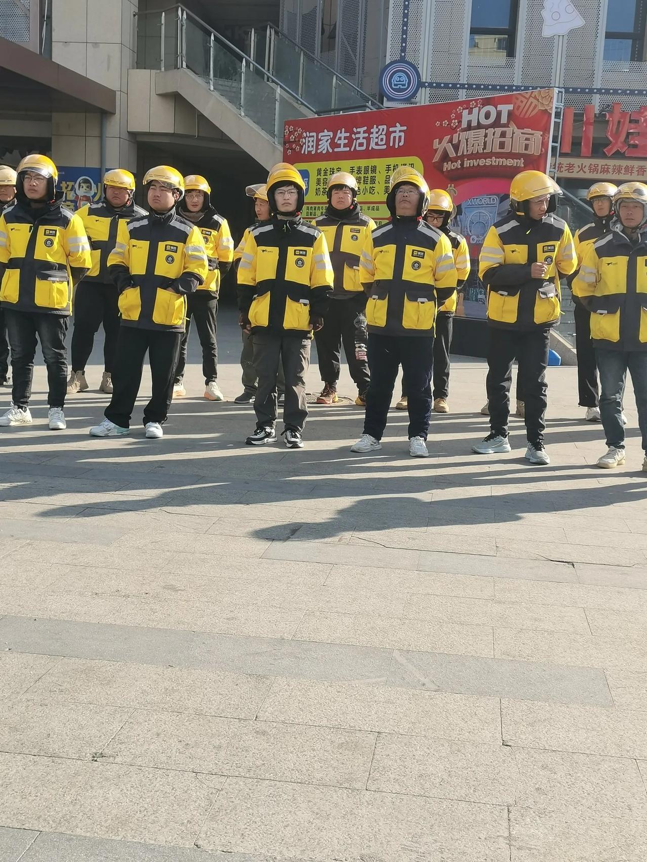 “咱们要是不提高上门服务的质量，马上就会失去客户，只有去喝西北风了”！
超市门前