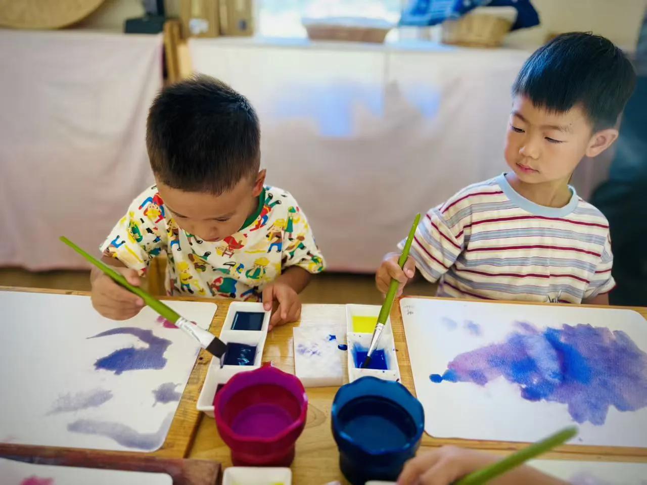 绘画对他们而言是倾诉情绪的方式。日常只要给予纸笔，不去刻意约束画法，多多给予鼓励