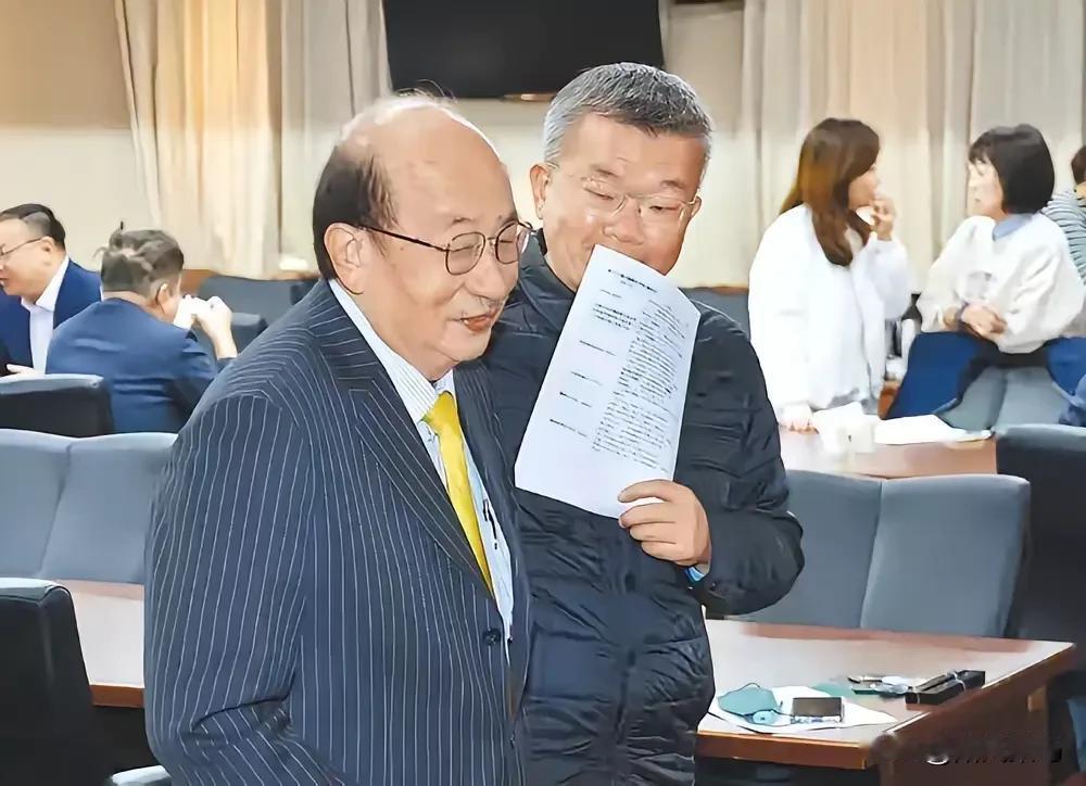 民进党党团总召换人，看似正常交棒，实则是一场精准的权力清场。柯建铭盘踞多年的“万