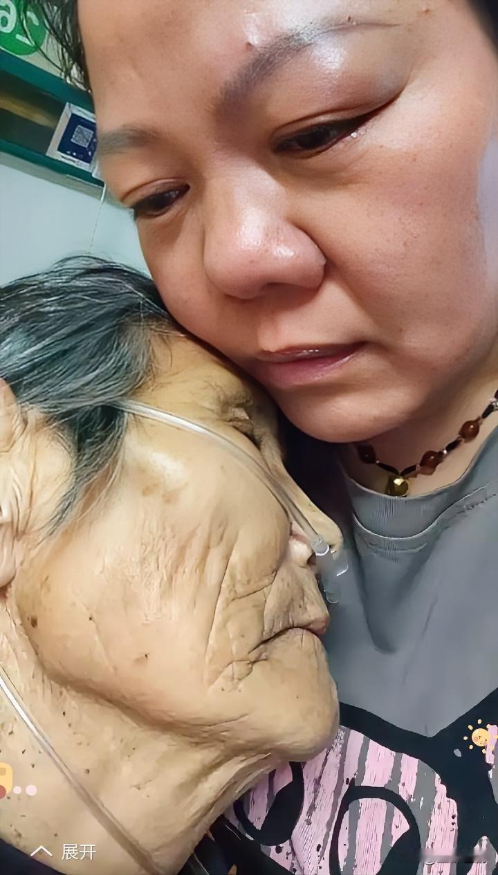 泪目了！母亲在女儿家待了8年，临终前拼着最后一丝力气，就想落叶归根。女儿哭着说哪